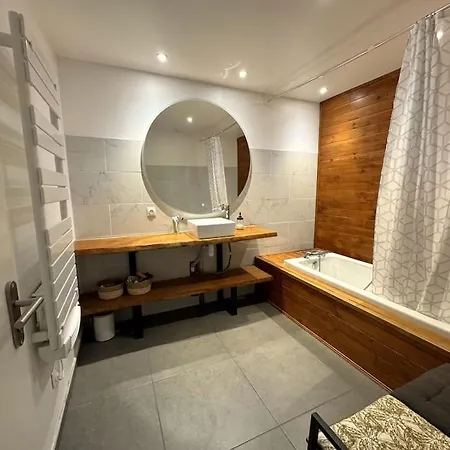 Avec Piscine Nyaraló